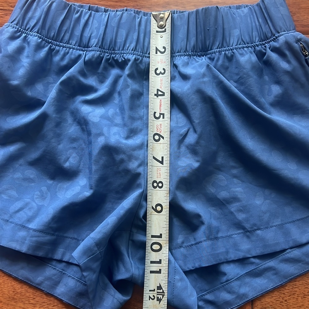 GapFit Size XS Petite Leopard Print Blue Shorts - Picture 5 of 7